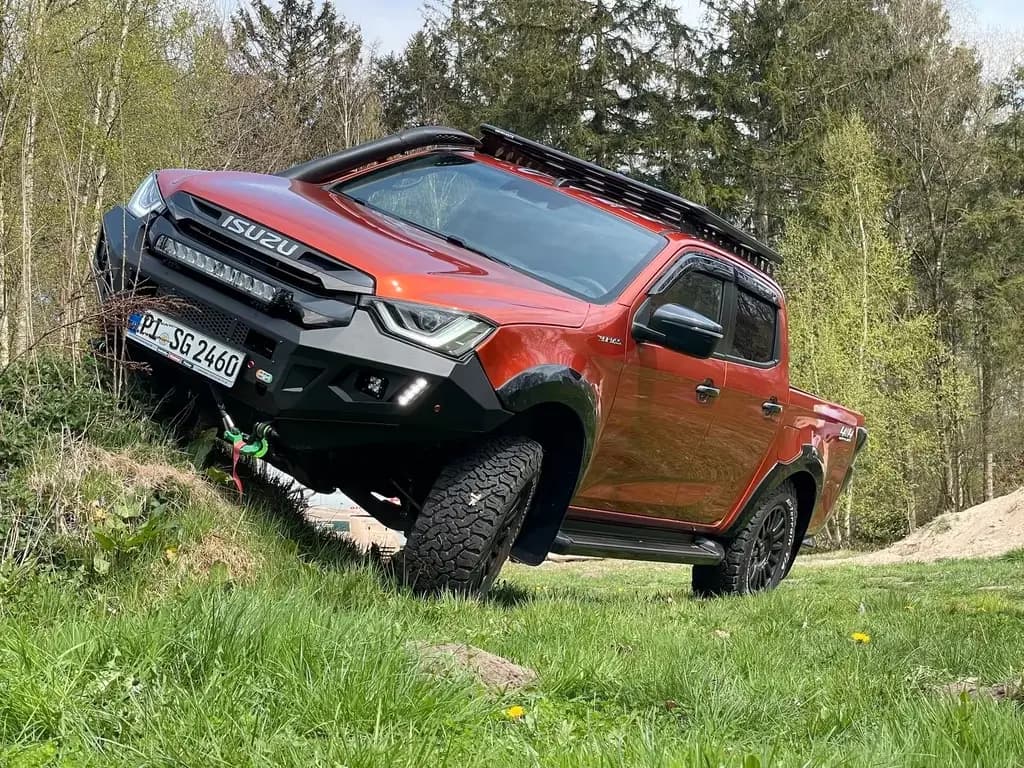 Main__Slider__Photo:Isuzu D-Max Double Cab V-Cross AT+hohes Fahrwerk EFS+ 06/2025-0