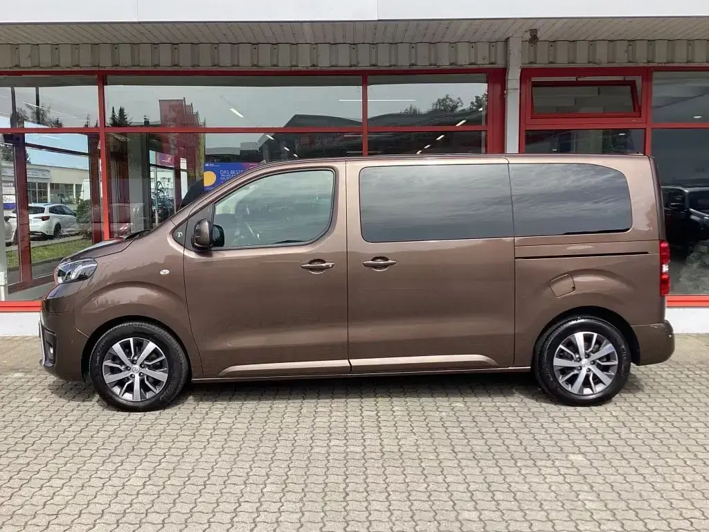 Main__Slider__Photo:Toyota Proace (Verso) Proace 2,0-l-D-4D L1 (8-Si.) Autm. Verso Team De 06/2022-1