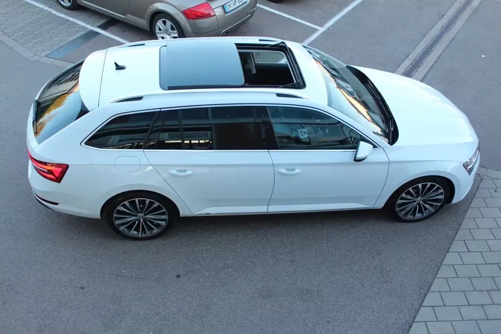 Main__Slider__Photo:Skoda Superb Combi L&K 4x4 STHZ Pano AHK 19"Vollaussta 03/2023-0