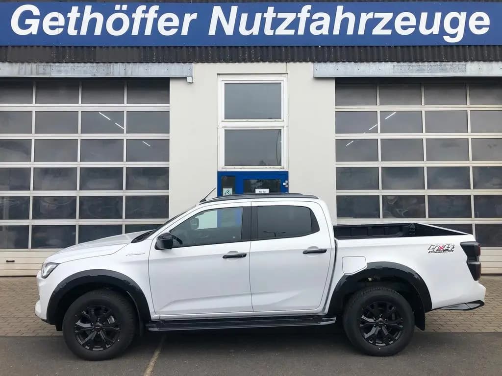 Main__Slider__Photo:Isuzu D-Max Double Cab V-Cross AT +Sonderfarbe+ 06/2025-0