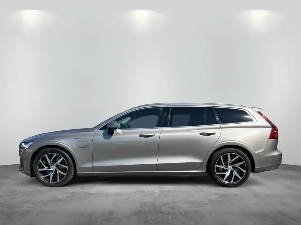 Main__Slider__Photo:Volvo V60 Momentum Pro PHEV AWD 06/2020-1