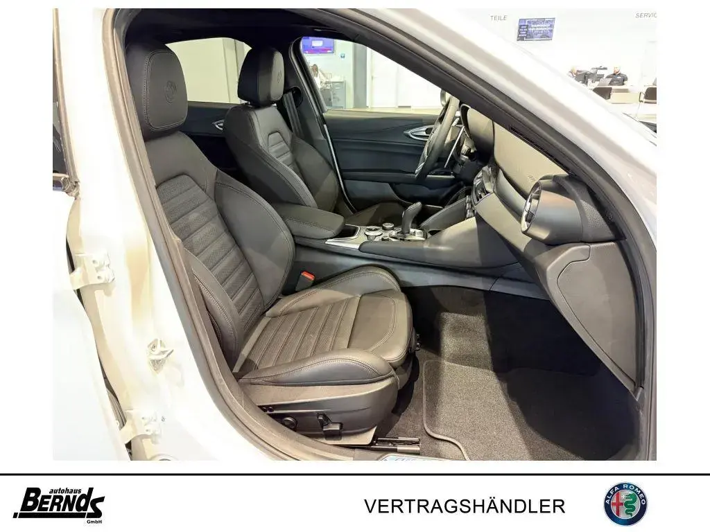 Main__Slider__Photo:Alfa Romeo Giulia 2.0T AT8-Q4 Veloce GLASSCHIEBEDACH TECHNO 04/2025-1