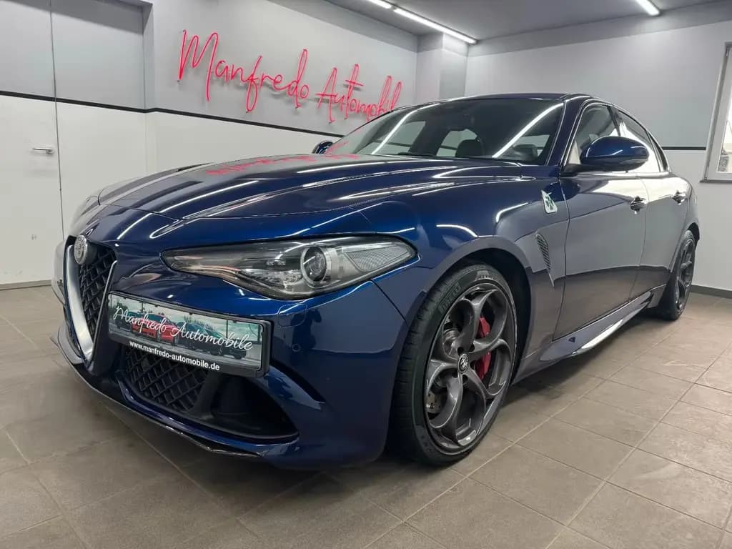 Main__Slider__Photo:Alfa Romeo Giulia Quadrifoglio/Carbon/Blu Montecarlo/Navi/ 03/2017-0