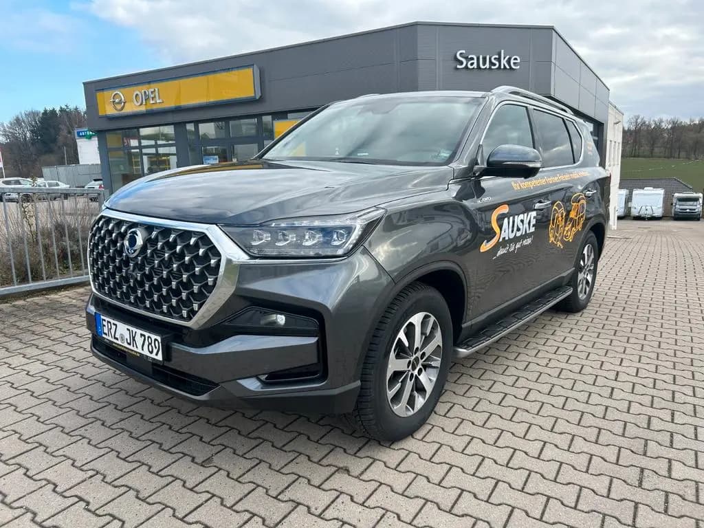 Main__Slider__Photo:KGM Rexton Lux 2.2l 8 A/T AWD Wildleder AHZ Trittbre 01/2026-0