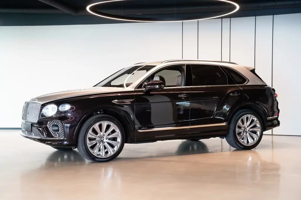 Main__Slider__Photo:Bentley Bentayga 4.0 V8 Azure 2-Tone 03/2023-0