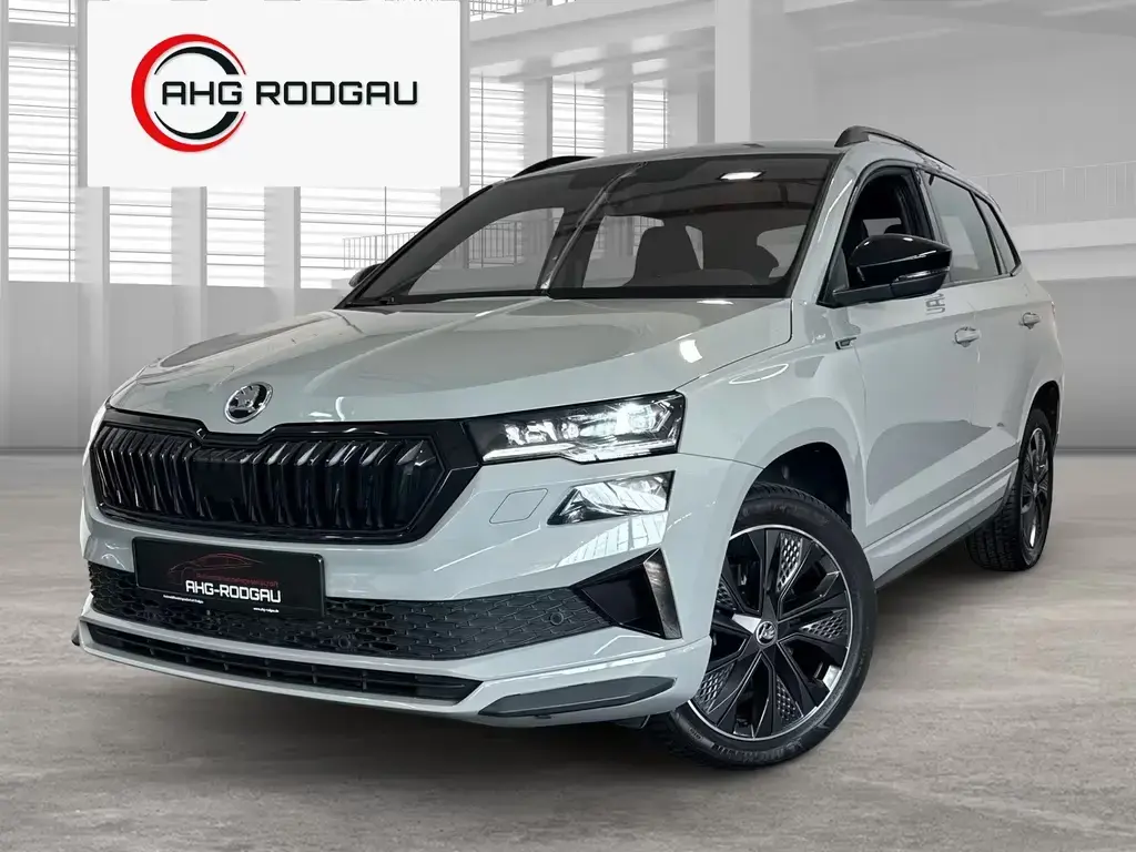 Main__Slider__Photo:Skoda Karoq Sportline ShZ/Ambient/ACC/Winter-Paket Plu 07/2022-1