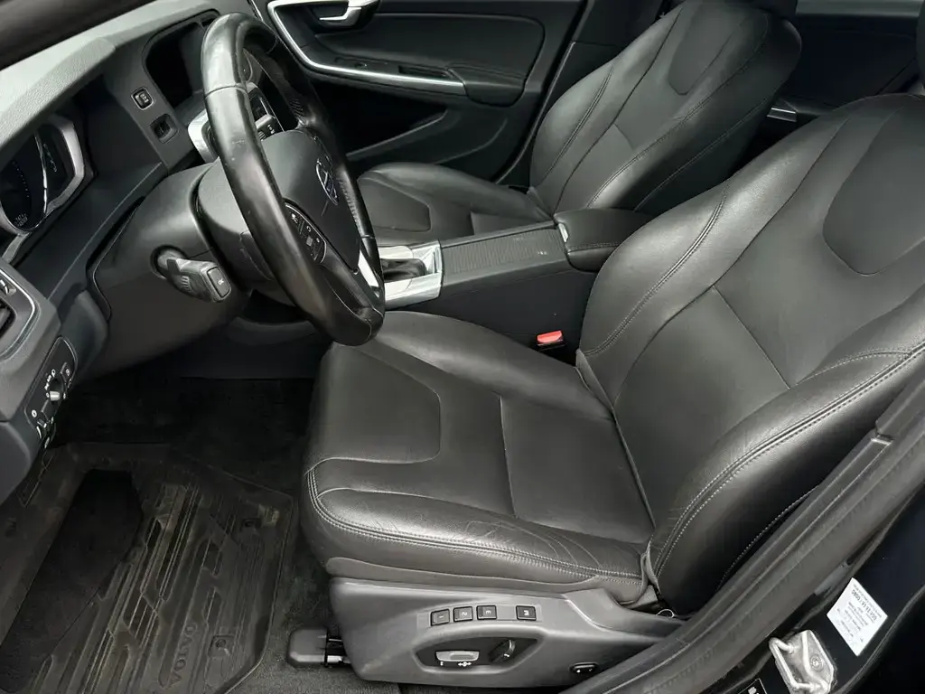 Main__Slider__Photo:Volvo V60 Kombi Summum Virtual Lane ACC Navi BLIS 02/2018-1