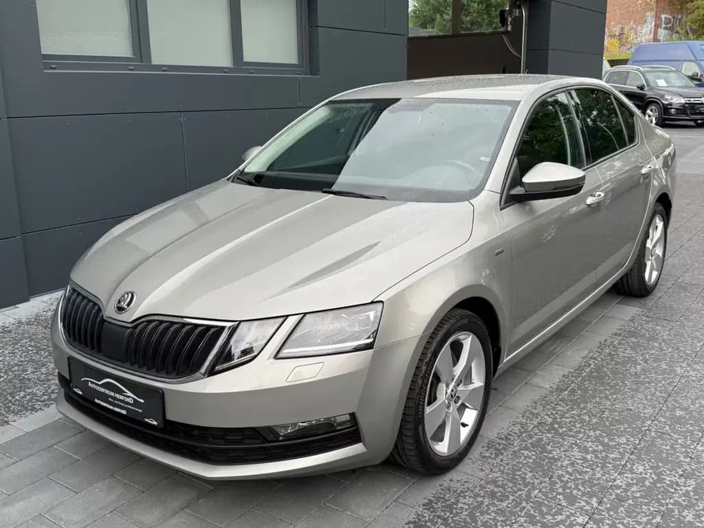Main__Slider__Photo:Skoda Octavia Lim. 1.8 TSI Clever NAVI DSG LED 1 HAND 05/2018-0