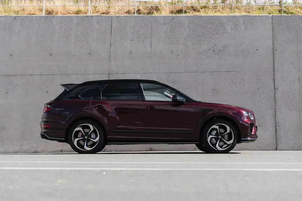 Main__Slider__Photo:Bentley Bentayga Hybrid Black Edition Duo Tone 06/2025-1