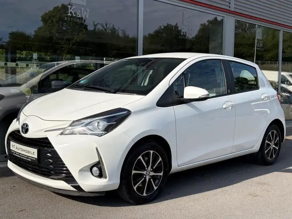 Main__Slider__Photo:Toyota Yaris Team D 1.5 Navi RCAM 8-fach Scheckheft 04/2018-1