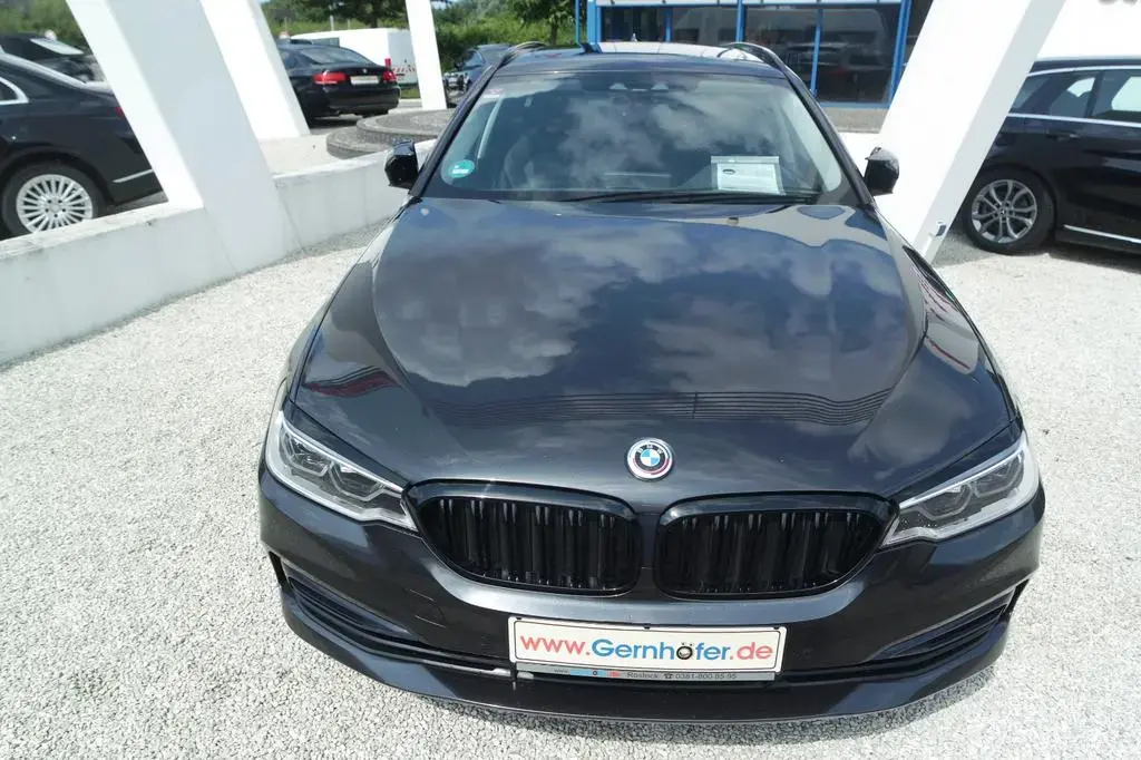 Main__Slider__Photo:BMW 5 Series 520 Baureihe 5 Touring 520 d Sport Line 11/2018-1