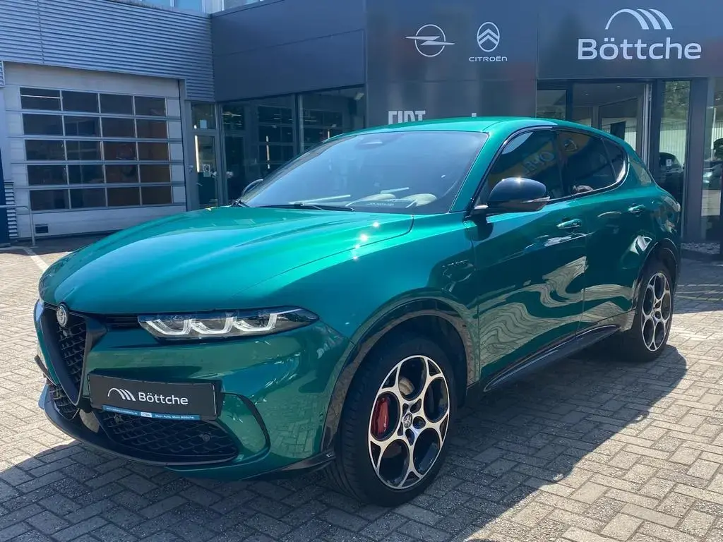 Main__Slider__Photo:Alfa Romeo Tonale Veloce Plug-In-Hybrid AWD Android Auto 05/2023-1