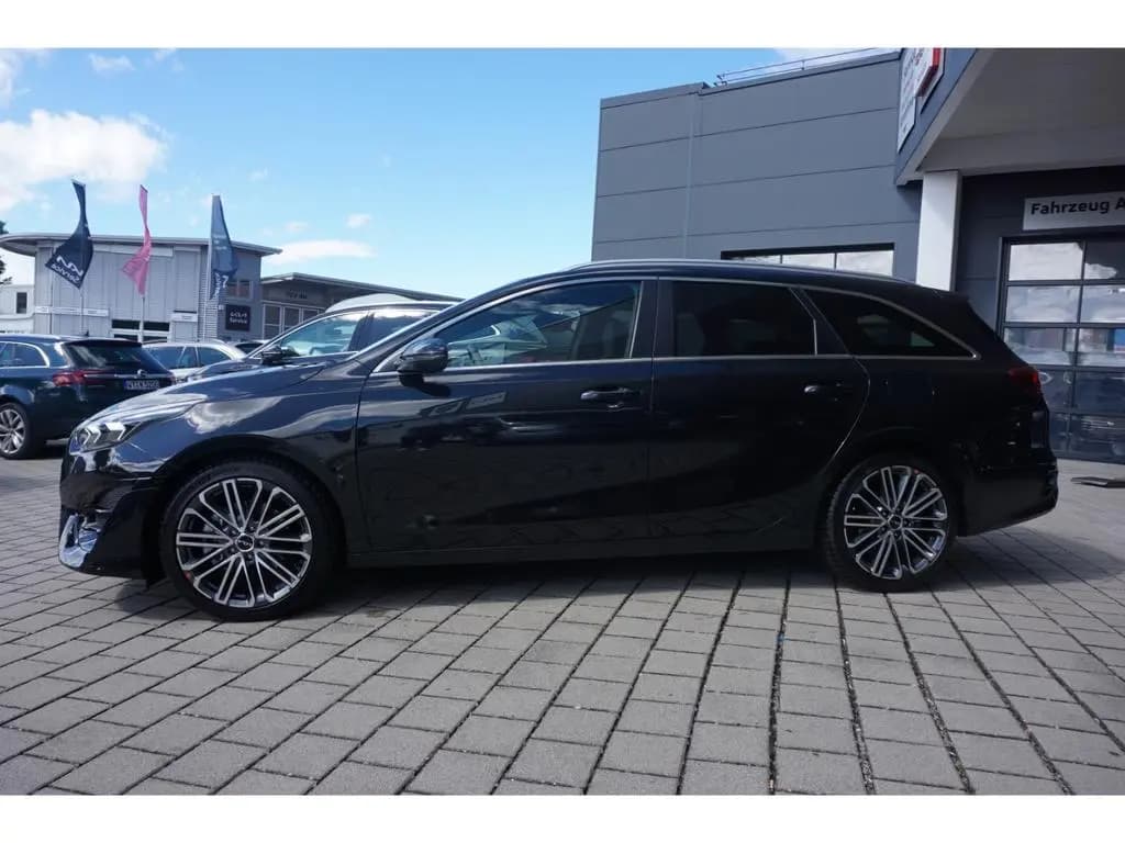 Main__Slider__Photo:Kia Ceed_sw 1.5T 140 GT Line DCT7 Pano AHK Navi LED 04/2026-0