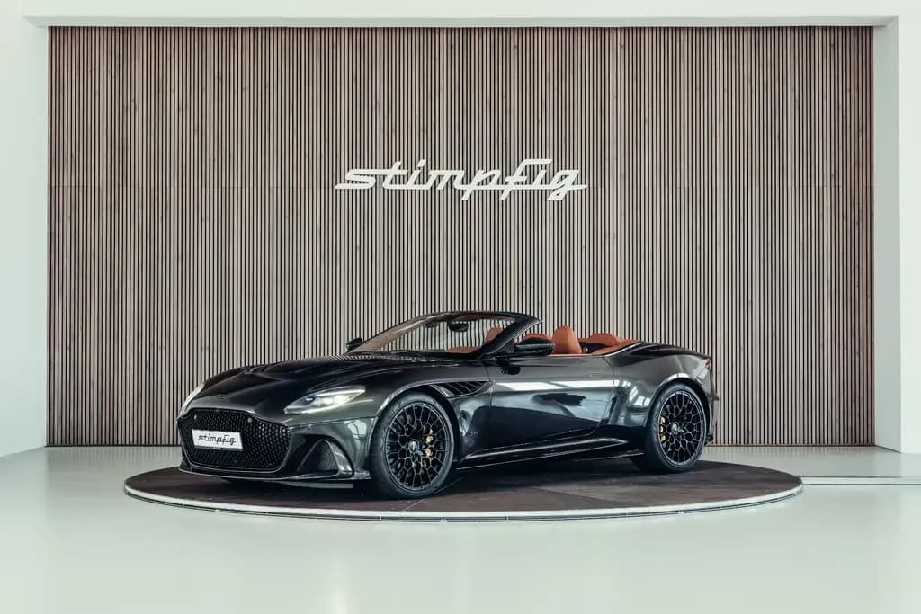 Main__Slider__Photo:Aston Martin DBS 770 Ultimate Volante, Minotaur Green, MwSt. 01/2024-0