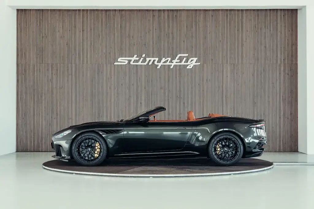 Main__Slider__Photo:Aston Martin DBS 770 Ultimate Volante, Minotaur Green, MwSt. 01/2024-1