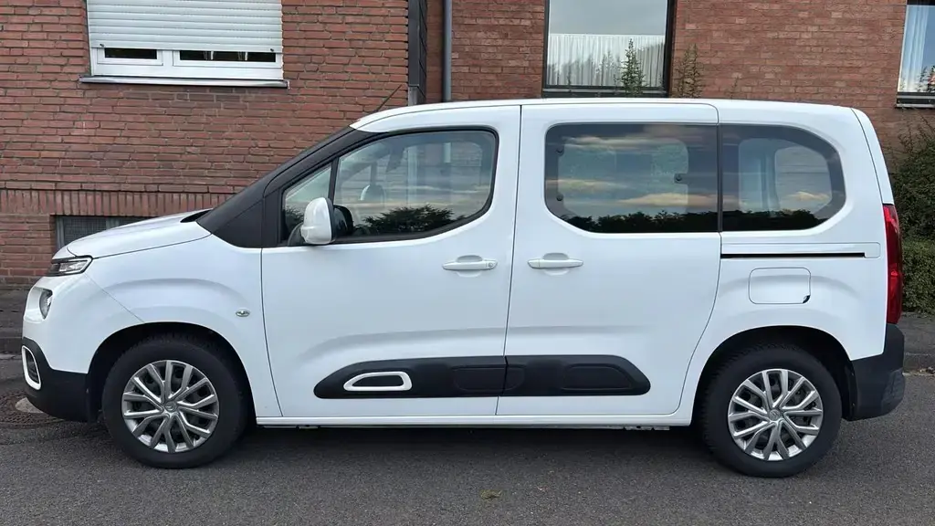 Main__Slider__Photo:Citroën Berlingo PureTech 110 -Zahnriemen neu- TÜV 04/27 06/2019-1