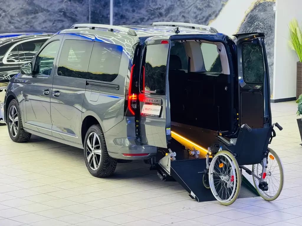 Main__Slider__Photo:Volkswagen Caddy-V Maxi-DSG-Style-Behindertengerecht-Rampe 04/2023-0