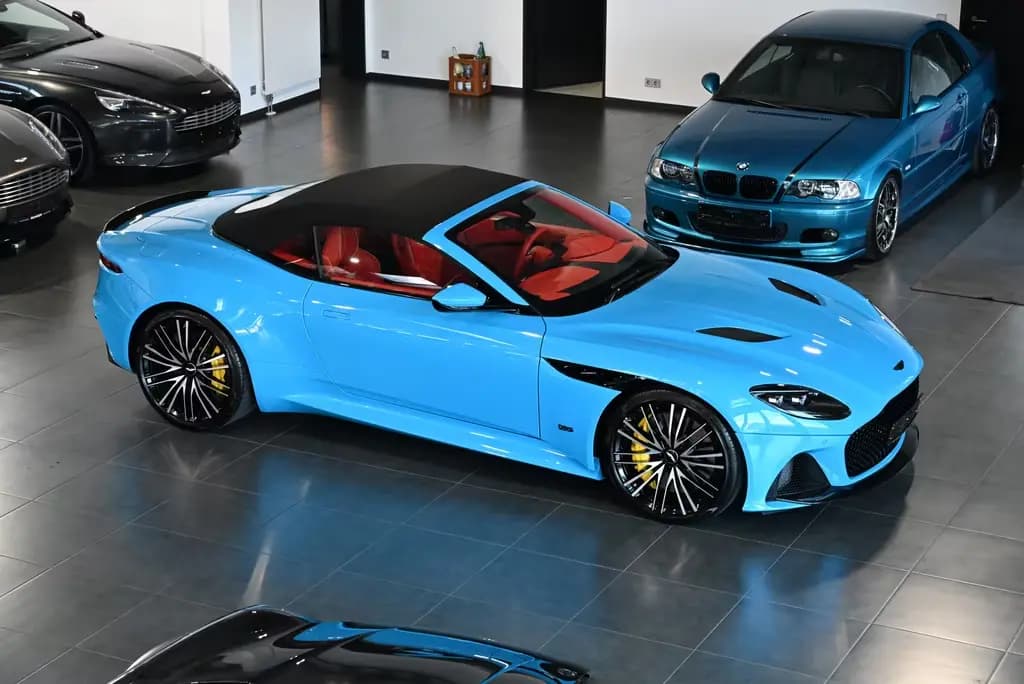 Main__Slider__Photo:Aston Martin DBS Volante / Elwood Blue-Vivid Red / Titan-AGA 08/2022-0