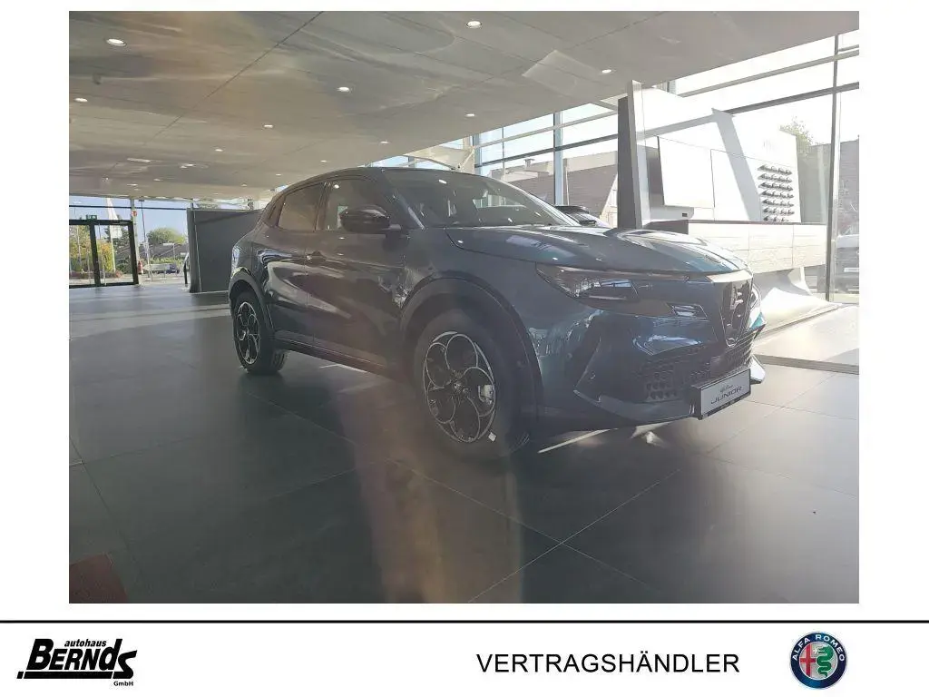 Main__Slider__Photo:Alfa Romeo Junior Elettrica Speciale KLIMA SHZ VOLL-LED PDC 03/2025-1