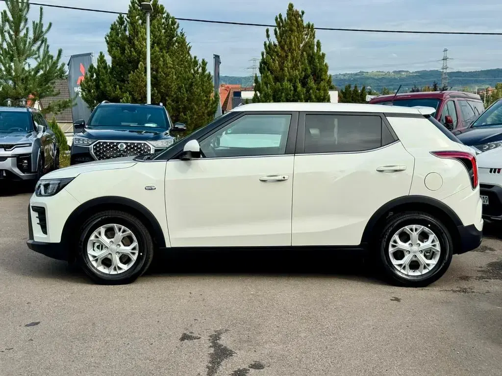 Main__Slider__Photo:KGM Tivoli 1.5 T Autom* Nomad*VIRT*APP*KAM*NAVI*ALU* null-1