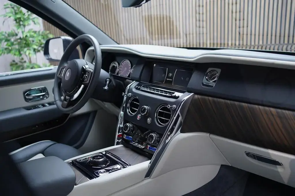 Main__Slider__Photo:Rolls-Royce Cullinan | TV | 4-Seats | NightV | 22Z | Fridge 02/2021-1