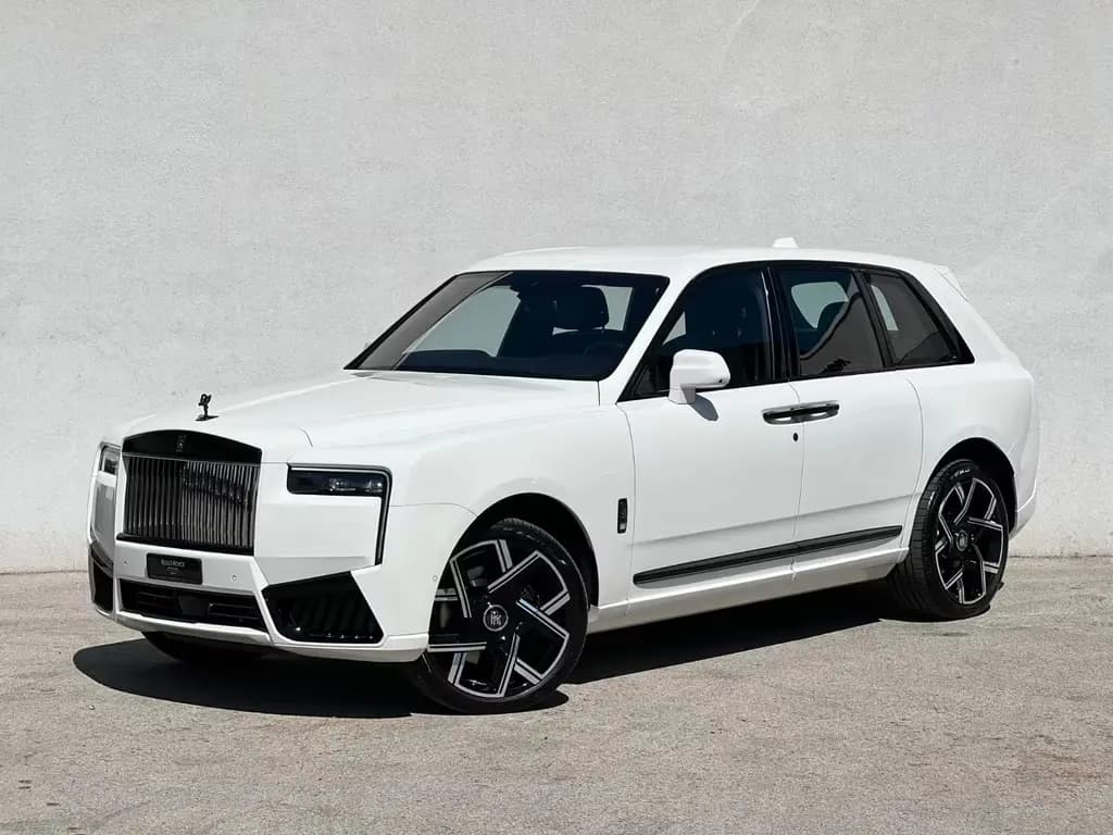 Main__Slider__Photo:Rolls-Royce Cullinan Black Badge Série II 01/2025-0
