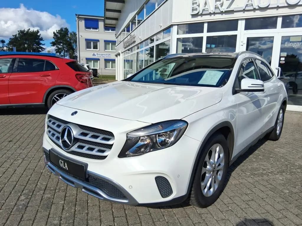 Main__Slider__Photo:Mercedes-Benz GLA-Class 220 4Matic Pano AHK SHZG Navi PDC Keyless Go 08/2019-0