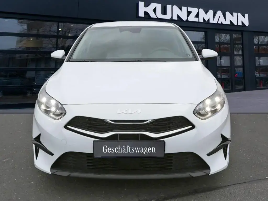 Main__Slider__Photo:Kia Ceed 1.5T DCT Vision Navi Komfort-plus-Paket AC 10/2025-1