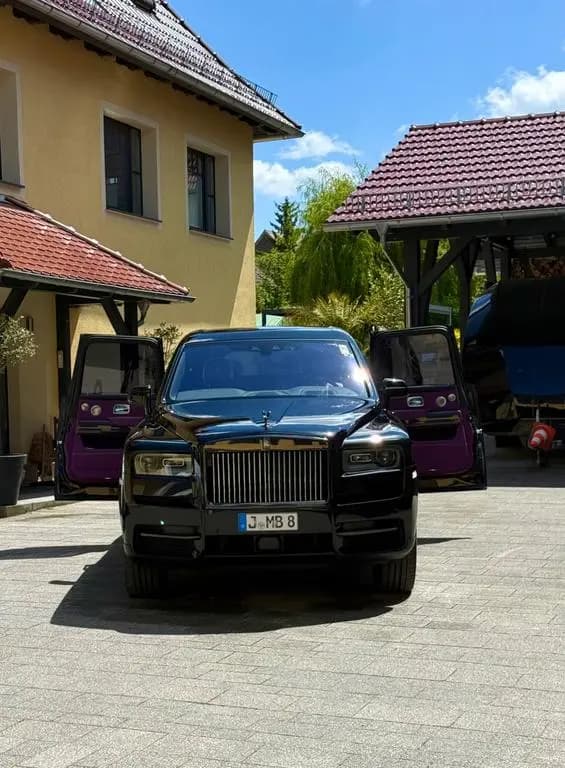 Main__Slider__Photo:Rolls-Royce Cullinan Black Badge Black Badge 12/2021-0