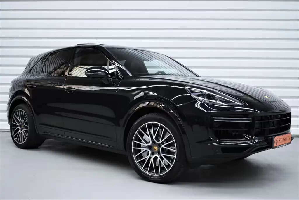 Main__Slider__Photo:Porsche Cayenne Turbo+Totwinkel+Chrono+Soft-Close+BOSE 08/2019-0