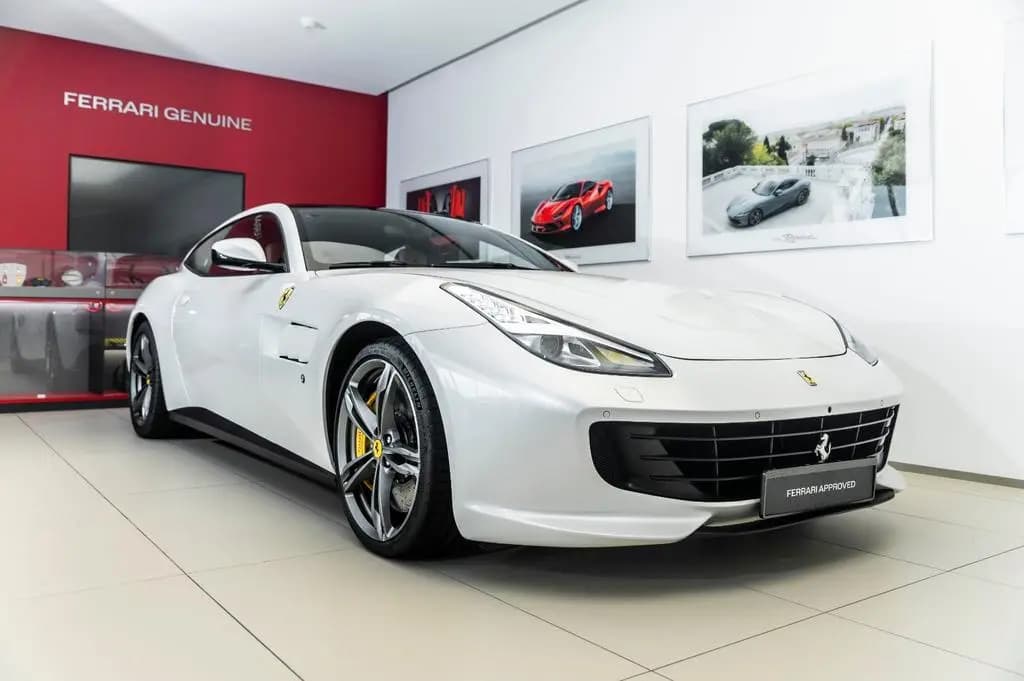 Main__Slider__Photo:Ferrari GTC4 Lusso 6.3 V12 DCT 08/2018-0