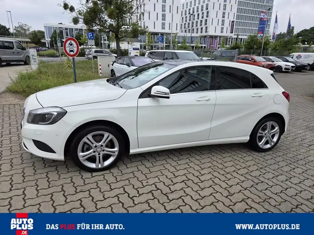 Main__Slider__Photo:Mercedes-Benz A 180 (BlueEFFICIENCY) Urban SITZHZG+PDC+PANO+G 05/2015-1