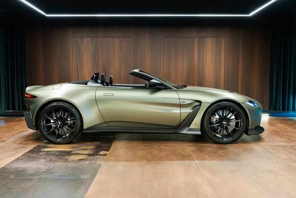 Main__Slider__Photo:Aston Martin V12 Vantage - no 121/249 07/2023-0