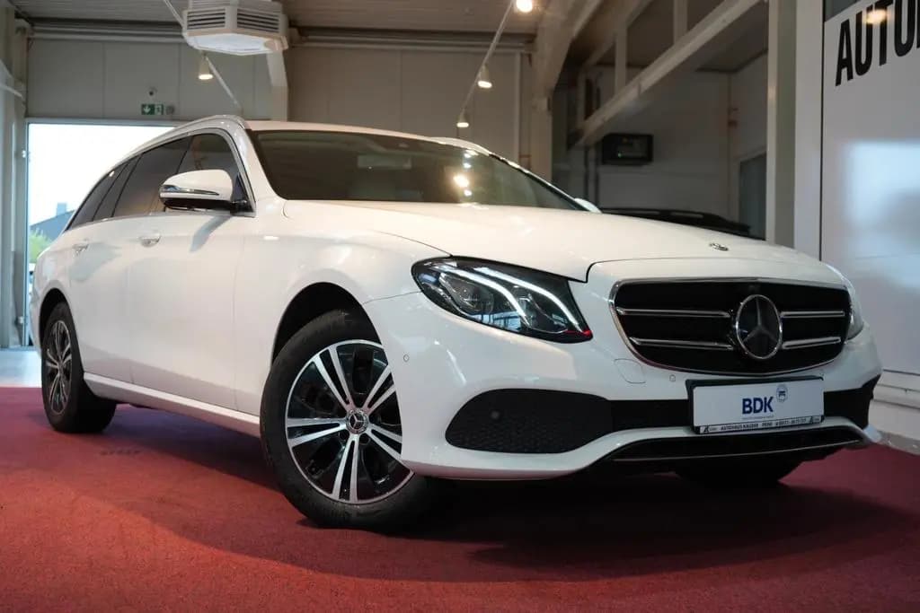 Main__Slider__Photo:Mercedes-Benz E-Class 220 d 4Matic T 9G Avantgarde *LED*Kamera* 03/2020-0