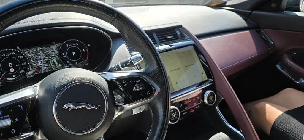 Main__Slider__Photo:Jaguar E-Pace 2.0D I4 163 CV R-Dynamic 03/2021-0