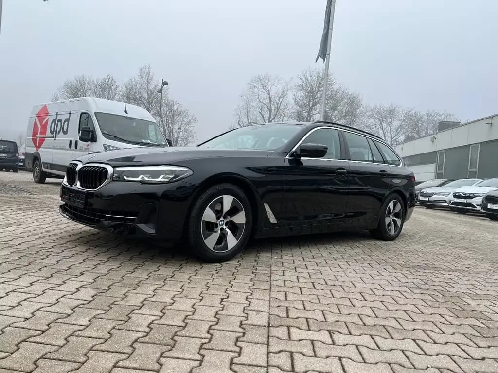 Main__Slider__Photo:BMW 520 d Touring *LED Navi AHK Luftf. Kamera Sitzh.* 03/2021-0
