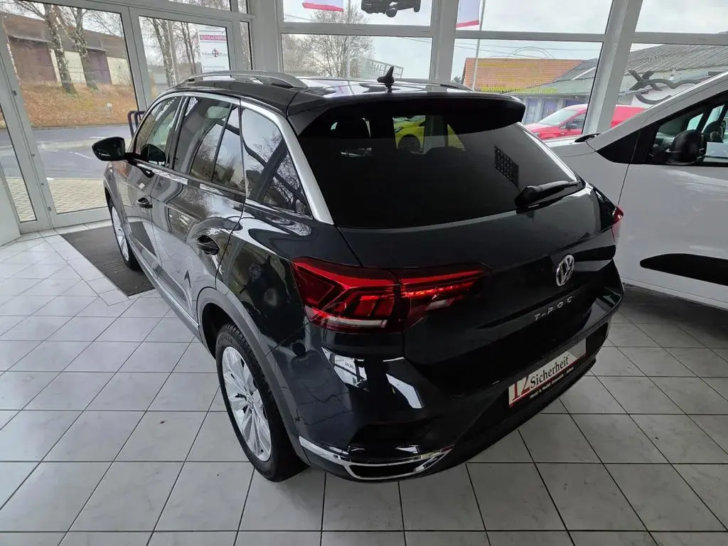 Main__Slider__Photo:Volkswagen T-Roc 1.5 TSI ACT Sport Sitzheizung PDC vo/hi 01/2019-1