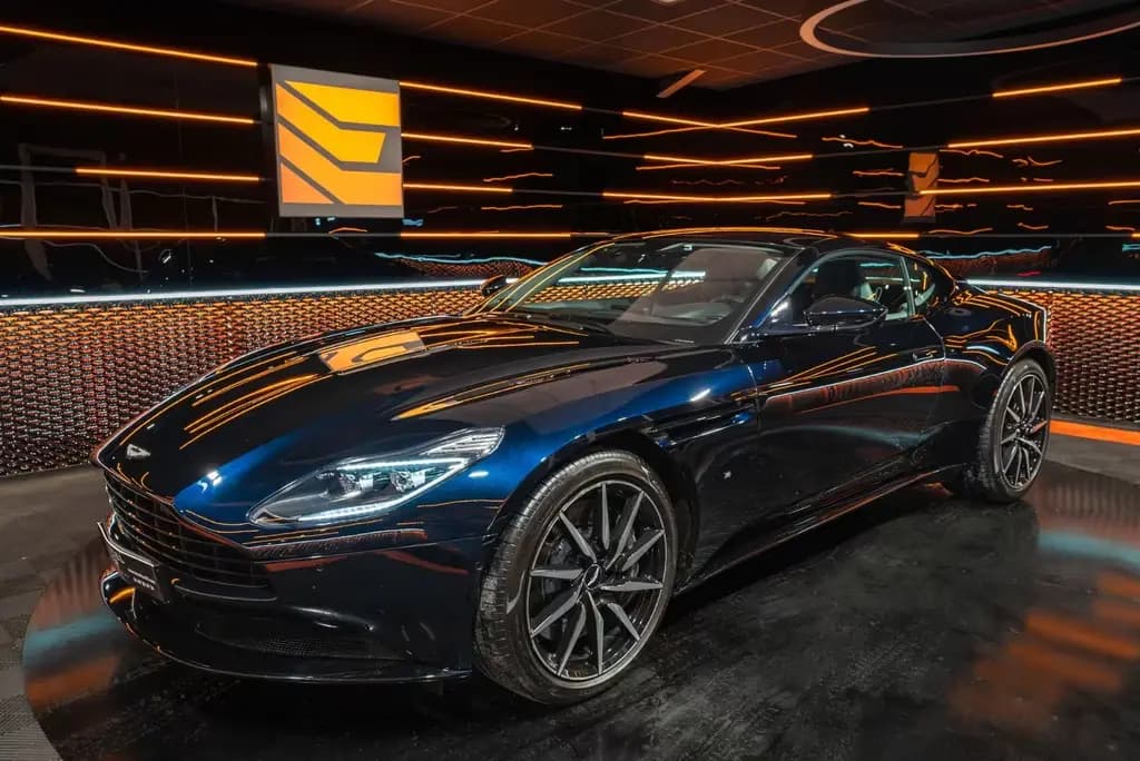 Main__Slider__Photo:Aston Martin DB11 5.2 V12 09/2017-0