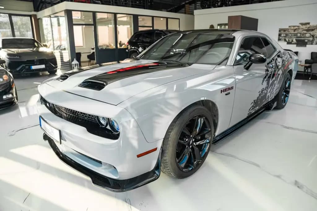 Main__Slider__Photo:Dodge Challenger 5,7 HEMI V8 Leder Kamera 06/2023-0