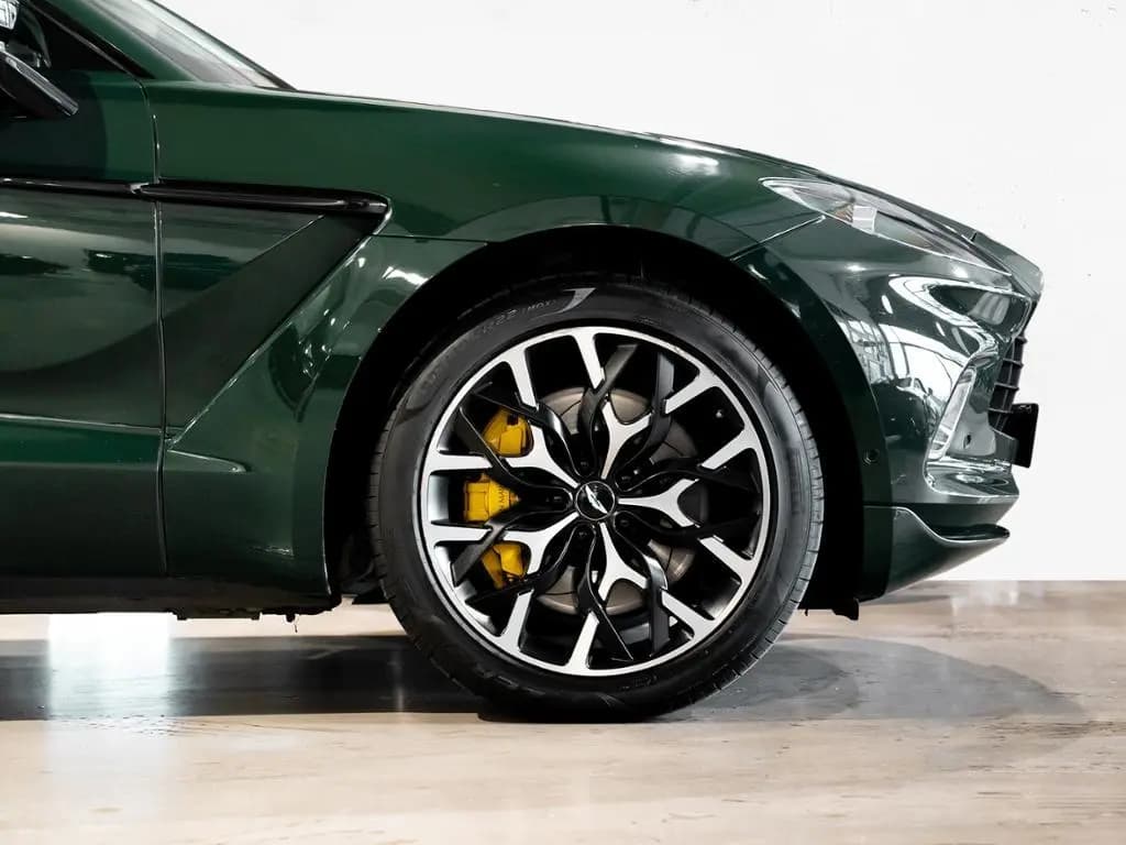 Main__Slider__Photo:Aston Martin DBX Aston Martin Hamburg 09/2021-0