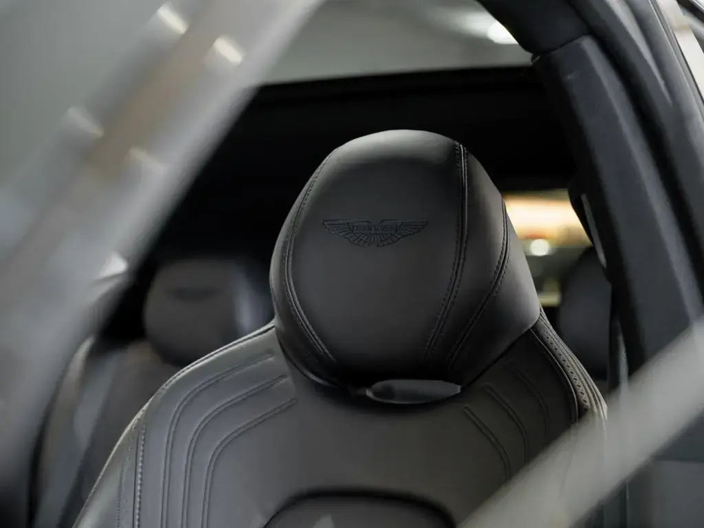 Main__Slider__Photo:Aston Martin DBX Aston Martin Hamburg 09/2021-1