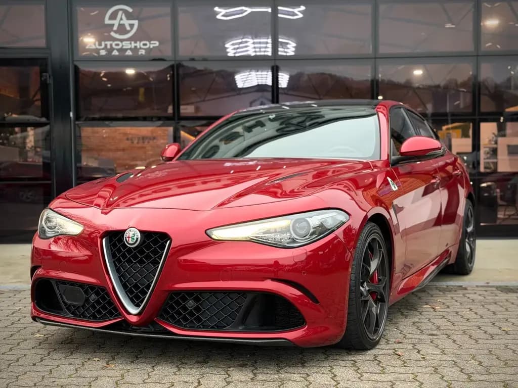 Main__Slider__Photo:Alfa Romeo Giulia Quadrifoglio Alcantara/H&K/Carbon/Bi-Xeno 02/2021-0