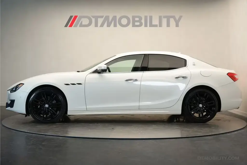 Main__Slider__Photo:Maserati Ghibli 3.0 V6 D GranLusso | Zegna interieur | Bo 09/2018-1