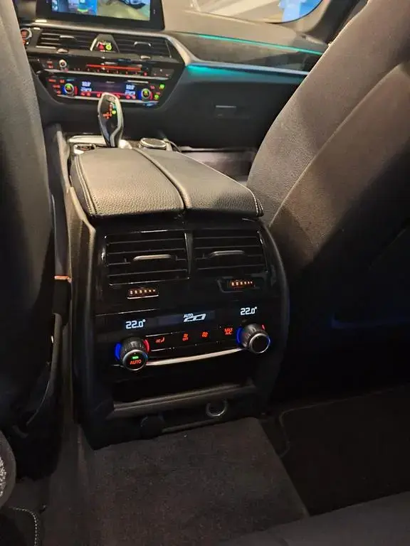 Main__Slider__Photo:BMW 5 Series 520d Touring A - M paket - Nachtblau 06/2018-1