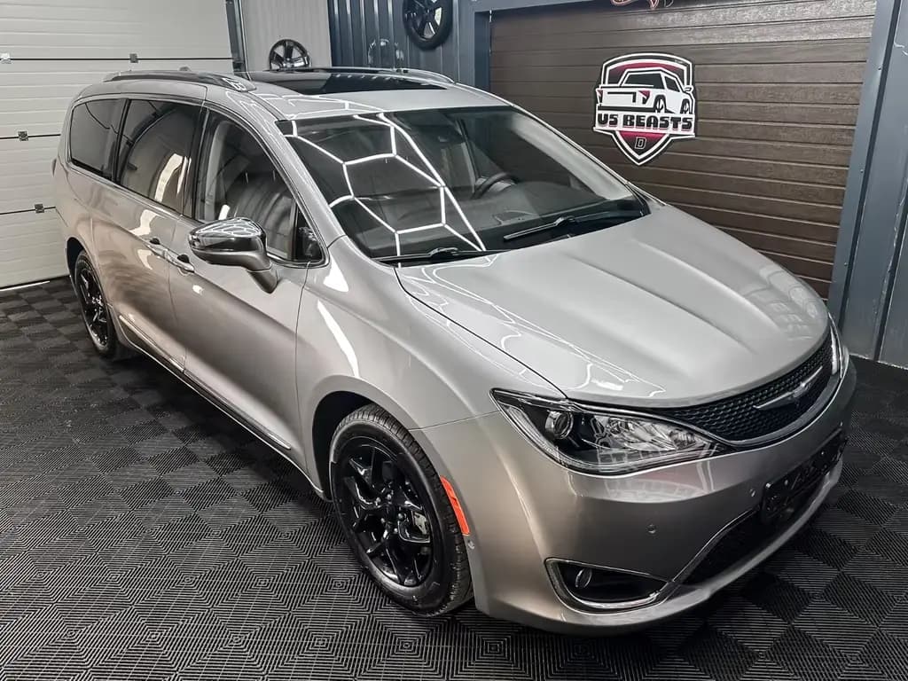 Main__Slider__Photo:Chrysler Pacifica Limited Edition 3.6 v6 Camera 12/2017-0