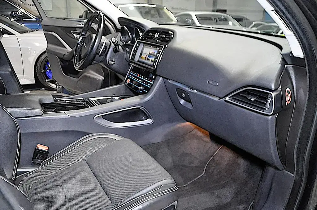 Main__Slider__Photo:Jaguar F-Pace 20d AWD R-Sport Automatik 02/2019-1
