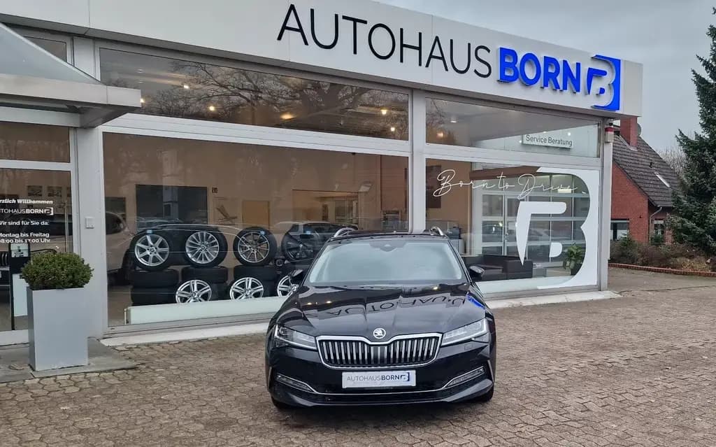 Main__Slider__Photo:Skoda Superb Combi L&K AHK PANORAMA 02/2020-0