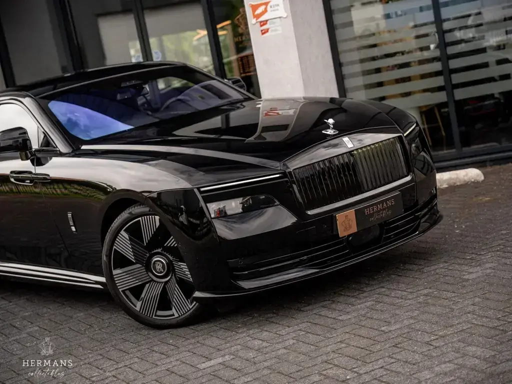 Main__Slider__Photo:Rolls-Royce Spectre / Bespoke / PPF / Pinstripe / Starlight 01/2024-1