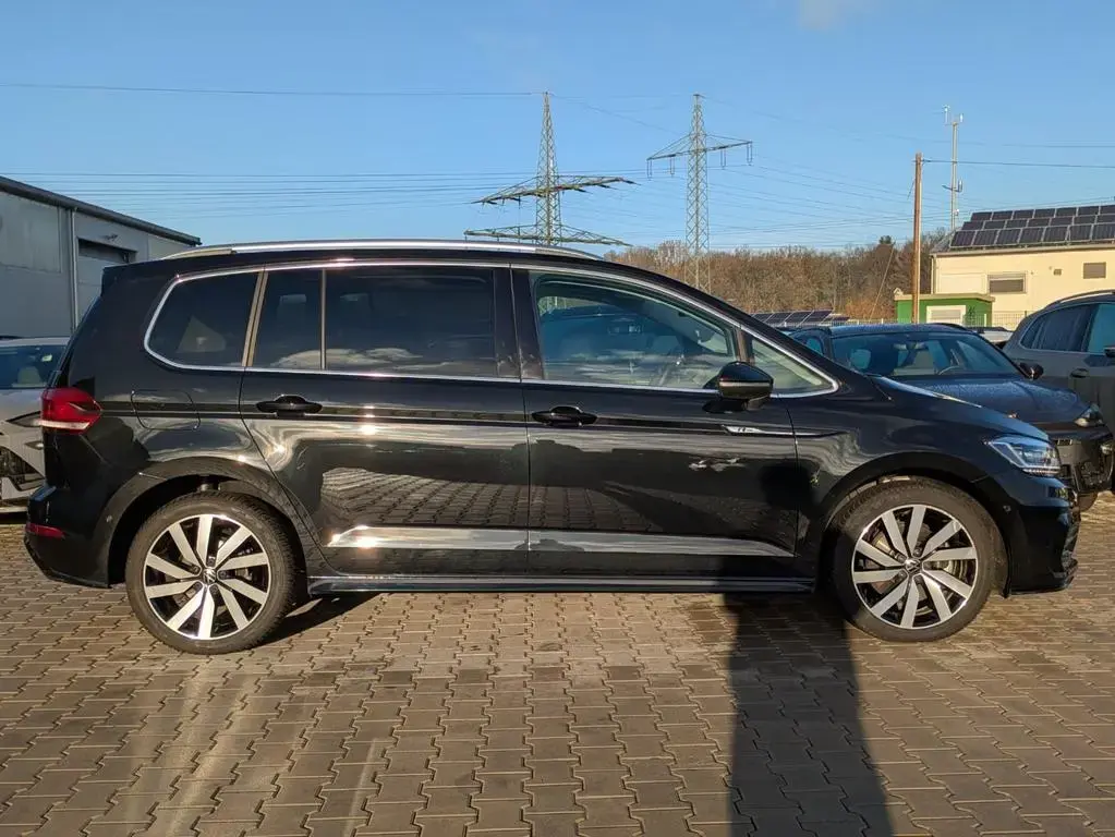 Main__Slider__Photo:Volkswagen Touran 2.0 DSG R-Line Pano 7Si IQ.Dri AHK Matrix 07/2025-1