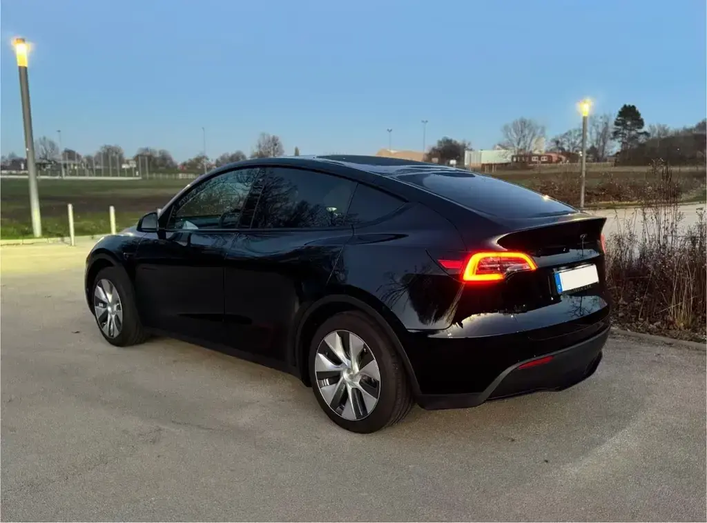 Main__Slider__Photo:Tesla Model Y RWD SR| Berlin | VAT 09/2023-1